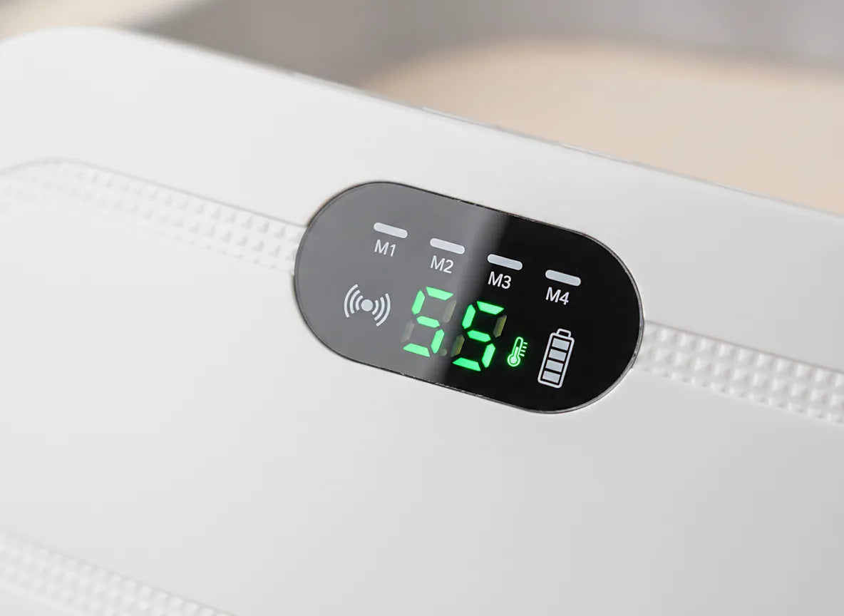 Close view of the display on the white pad: M1 to M4 across the top, the temperature, a thermometer and a battery indicator, all lit green.